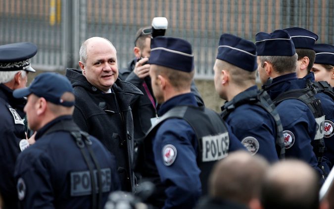 استنفار أمني بفرنسا تحسبا لأي عمل إرهابي :91 ألف شرطي لتأمين احتفالات عيد الميلاد ورأس السنة