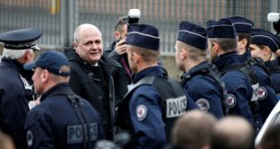 استنفار أمني بفرنسا تحسبا لأي عمل إرهابي :91 ألف شرطي لتأمين احتفالات عيد الميلاد ورأس السنة